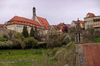 Rothenburg ob der Tauber Ortaçağ kasabasında bahar günü. 