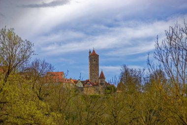 Rothenburg ob der Tauber Ortaçağ kasabasında bahar günü. 