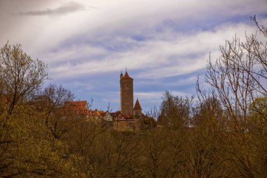 Rothenburg ob der Tauber Ortaçağ kasabasında bahar günü. 