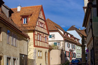 Rothenburg ob der Tauber Ortaçağ kasabasında bahar günü. 