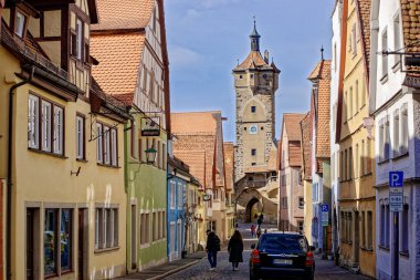 Rothenburg ob der Tauber Ortaçağ kasabasında bahar günü. 