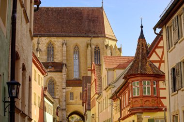 Rothenburg ob der Tauber Ortaçağ kasabasında bahar günü. 