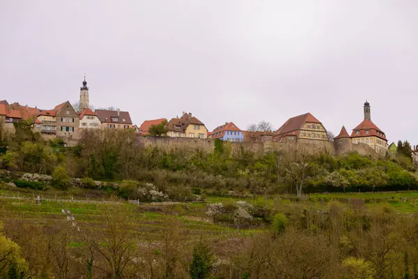 Rothenburg ob der Tauber Ortaçağ kasabasında bahar günü. 