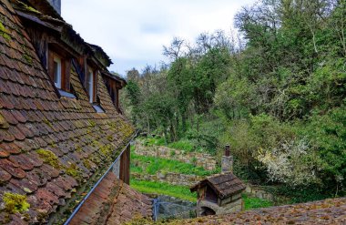 Rothenburg ob der Tauber Ortaçağ kasabasında bahar günü. 