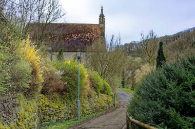 Rothenburg ob der Tauber Ortaçağ kasabasında bahar günü. 