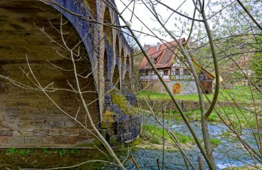 Rothenburg ob der Tauber Ortaçağ kasabasında bahar günü. 