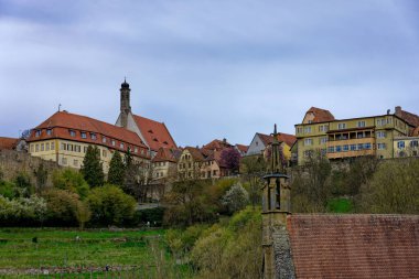 Rothenburg ob der Tauber Ortaçağ kasabasında bahar günü. 