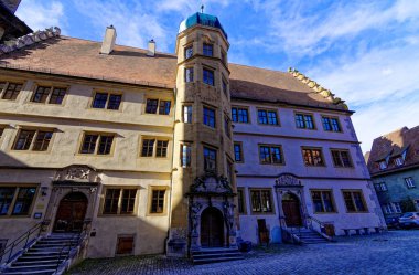 Rothenburg ob der Tauber Ortaçağ kasabasında bahar günü. 