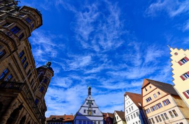 Rothenburg ob der Tauber Ortaçağ kasabasında bahar günü. 