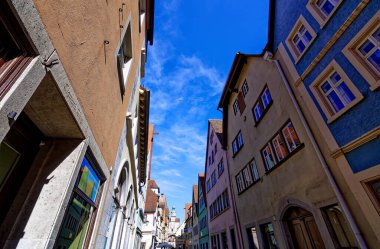 Rothenburg ob der Tauber Ortaçağ kasabasında bahar günü. 