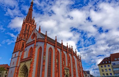 Ortaçağ Wurzburg şehrinde yağmurlu bir günde güzel bir gün..