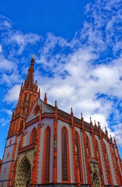 Ortaçağ Wurzburg şehrinde yağmurlu bir günde güzel bir gün..