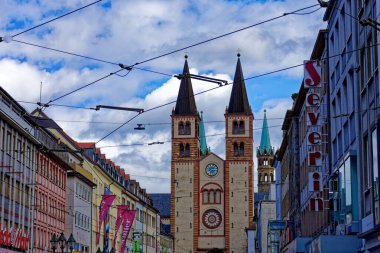 Ortaçağ Wurzburg şehrinde yağmurlu bir günde güzel bir gün..