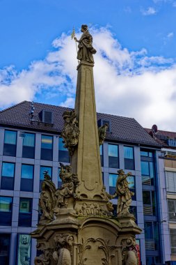 Ortaçağ Wurzburg şehrinde yağmurlu bir günde güzel bir gün..