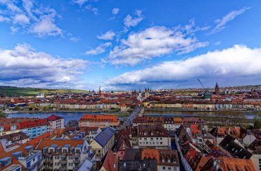 Ortaçağ Wurzburg şehrinde yağmurlu bir günde güzel bir gün..