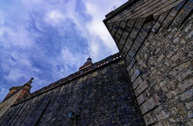 Ortaçağ Wurzburg şehrinde yağmurlu bir günde güzel bir gün..