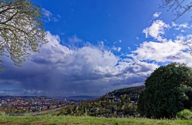 Ortaçağ Wurzburg şehrinde yağmurlu bir günde güzel bir gün..