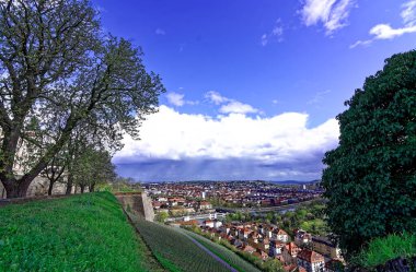 Ortaçağ Wurzburg şehrinde yağmurlu bir günde güzel bir gün..