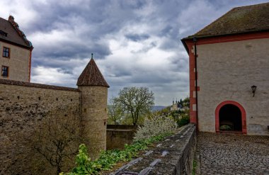 Ortaçağ Wurzburg şehrinde yağmurlu bir günde güzel bir gün..