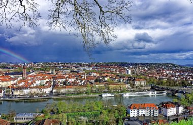 Ortaçağ Wurzburg şehrinde yağmurlu bir günde güzel bir gün..