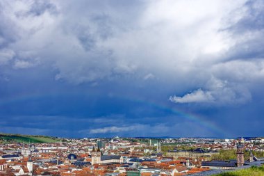 Ortaçağ Wurzburg şehrinde yağmurlu bir günde güzel bir gün..