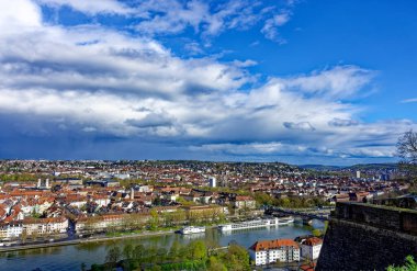 Ortaçağ Wurzburg şehrinde yağmurlu bir günde güzel bir gün..