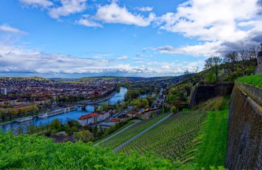 Ortaçağ Wurzburg şehrinde yağmurlu bir günde güzel bir gün..