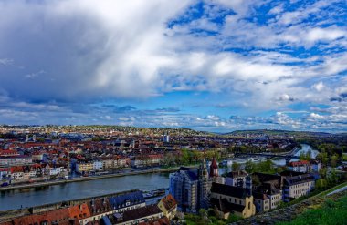Ortaçağ Wurzburg şehrinde yağmurlu bir günde güzel bir gün..