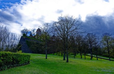 Ortaçağ Wurzburg şehrinde yağmurlu bir günde güzel bir gün..