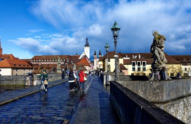 Ortaçağ Wurzburg şehrinde yağmurlu bir günde güzel bir gün..