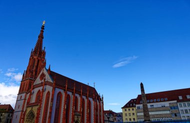 Ortaçağ Wurzburg şehrinde yağmurlu bir günde güzel bir gün..