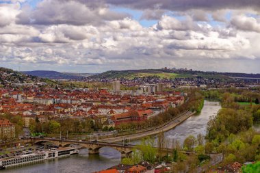Ortaçağ Wurzburg şehrinde yağmurlu bir günde güzel bir gün.. 