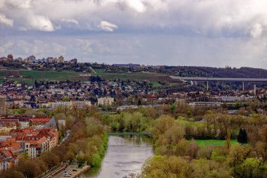 Ortaçağ Wurzburg şehrinde yağmurlu bir günde güzel bir gün.. 