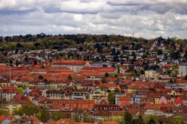 Ortaçağ Wurzburg şehrinde yağmurlu bir günde güzel bir gün.. 