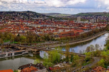 Ortaçağ Wurzburg şehrinde yağmurlu bir günde güzel bir gün.. 