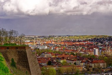 Ortaçağ Wurzburg şehrinde yağmurlu bir günde güzel bir gün.. 