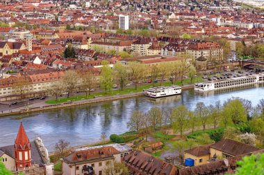Ortaçağ Wurzburg şehrinde yağmurlu bir günde güzel bir gün.. 