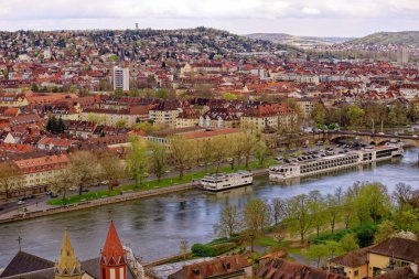 Ortaçağ Wurzburg şehrinde yağmurlu bir günde güzel bir gün.. 