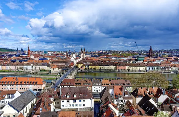 Ortaçağ Wurzburg şehrinde yağmurlu bir günde güzel bir gün..