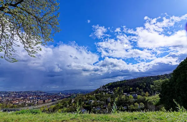 Ortaçağ Wurzburg şehrinde yağmurlu bir günde güzel bir gün..