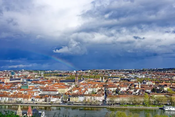 Ortaçağ Wurzburg şehrinde yağmurlu bir günde güzel bir gün..