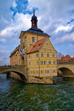 Bamberg şehrinde harika bir gün Yağmurlu bir havada.