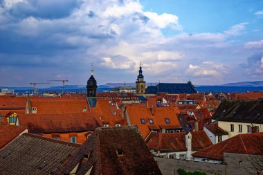 Bamberg şehrinde harika bir gün Yağmurlu bir havada.
