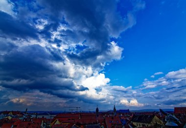 Bamberg şehrinde harika bir gün Yağmurlu bir havada.