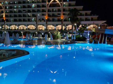 Alanya, Türkiye 'de aydınlık otel havuzu manzarası