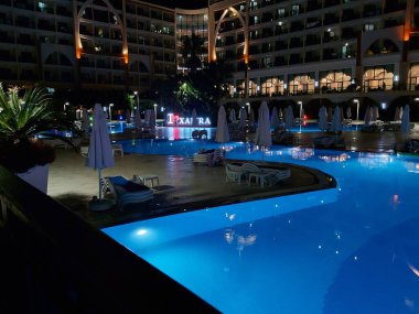 Alanya, Türkiye 'de aydınlık otel havuzu manzarası
