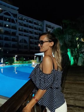 Alanya, Türkiye 'de bir otel havuzunda şık bir kadının gece görüntüsü