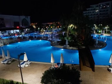 Alanya, Türkiye 'de aydınlık otel havuzu manzarası