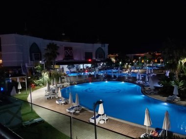 Alanya, Türkiye 'de aydınlık otel havuzu manzarası