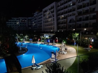Alanya, Türkiye 'de aydınlık otel havuzu manzarası
